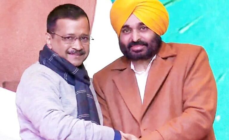 केजरीवाल मान के कतरेंगे पर? दो लोगों को नजर रखने भेज रहे पंजाब केजरीवाल मान के कतरेंगे पर? दो लोगों को नजर रखने भेज रहे पंजाब