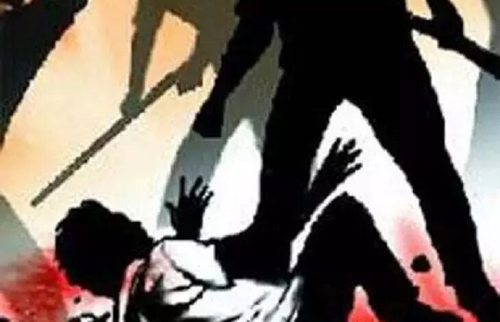 घर के पास नाली खोदने के विवाद में भिड़ गये दो परिवार, डंडे, कुल्हाड़ी से किया हमला घर के पास नाली खोदने के विवाद में भिड़ गये दो परिवार, डंडे, कुल्हाड़ी से किया हमला