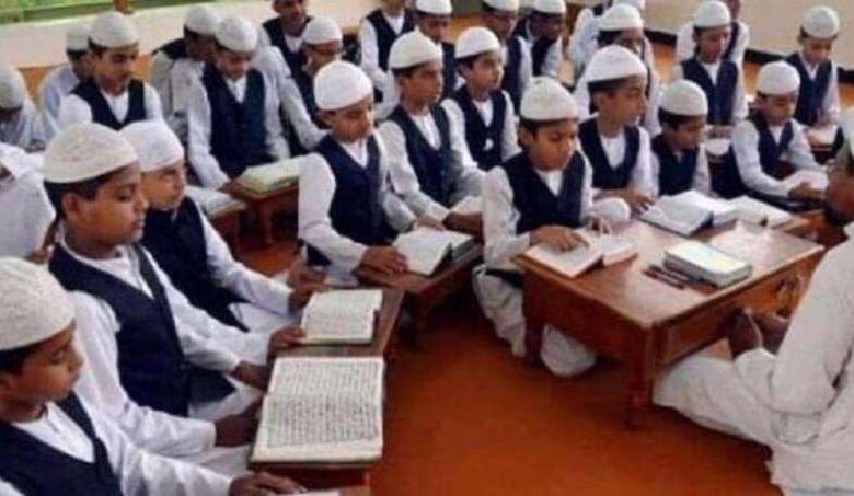 मदरसों के छात्रों को मिलती रहेगी स्कॉलरशिप और अनुदान मदरसों के छात्रों को मिलती रहेगी स्कॉलरशिप और अनुदान