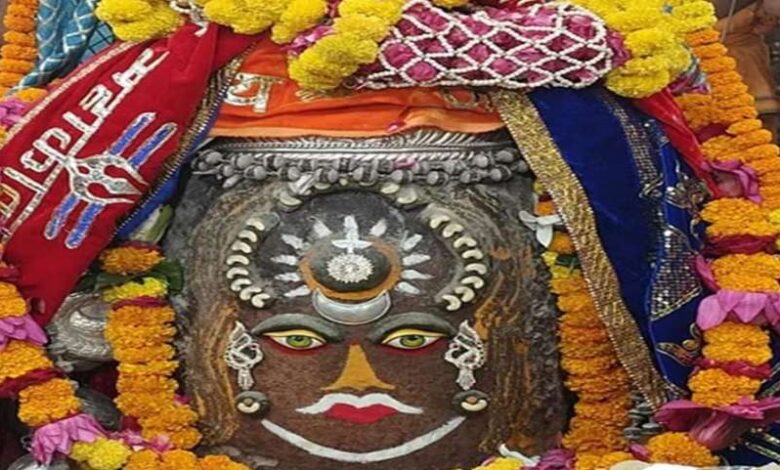 करवाचौथ पर महाकाल के सूर्य स्वरूप का दिव्य दर्शन, भस्म आरती में भक्तों ने लिया आशीर्वाद करवाचौथ पर महाकाल के सूर्य स्वरूप का दिव्य दर्शन, भस्म आरती में भक्तों ने लिया आशीर्वाद