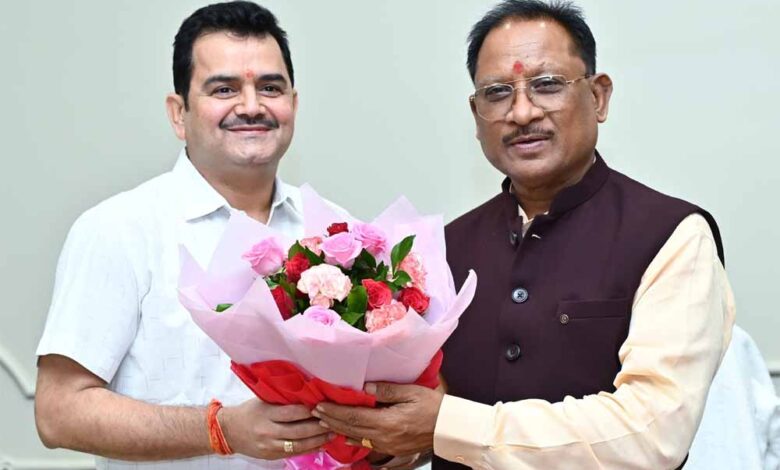 मुख्यमंत्री श्री विष्णु देव साय ने नवा रायपुर निवास कार्यालय में विधिवत कामकाज की शुरुआत की मुख्यमंत्री श्री विष्णु देव साय ने नवा रायपुर निवास कार्यालय में विधिवत कामकाज की शुरुआत की
