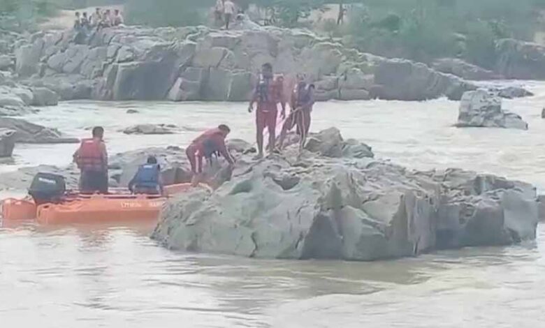 जांजगीर-चांपा में देवरी पिकनिक स्पॉट पर बड़ा हादसा, हसदेव नदी में बहे दो युवक जांजगीर-चांपा में देवरी पिकनिक स्पॉट पर बड़ा हादसा, हसदेव नदी में बहे दो युवक