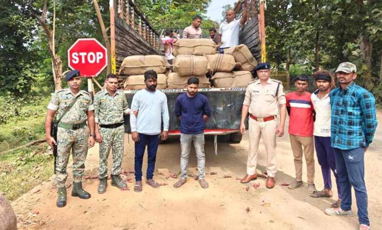 पुलिस ने भारी मात्रा में अवैध गांजा परिवहन कर रहे दो अंतर्राज्यीय तस्करों को किया गिरफ्तार पुलिस ने भारी मात्रा में अवैध गांजा परिवहन कर रहे दो अंतर्राज्यीय तस्करों को किया गिरफ्तार