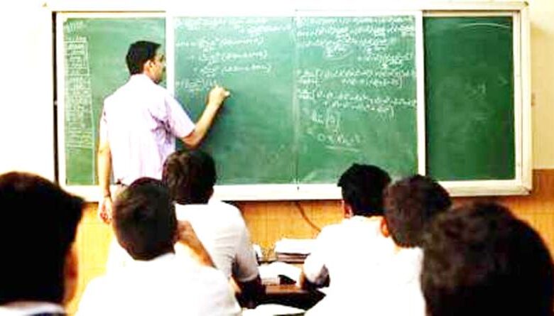 बिहार: स्कूल में क्लास छोड़कर मोबाइल चला रहे थे टीचर, पदाधिकारियों ने लिया बड़ा एक्शन! बिहार: स्कूल में क्लास छोड़कर मोबाइल चला रहे थे टीचर, पदाधिकारियों ने लिया बड़ा एक्शन!