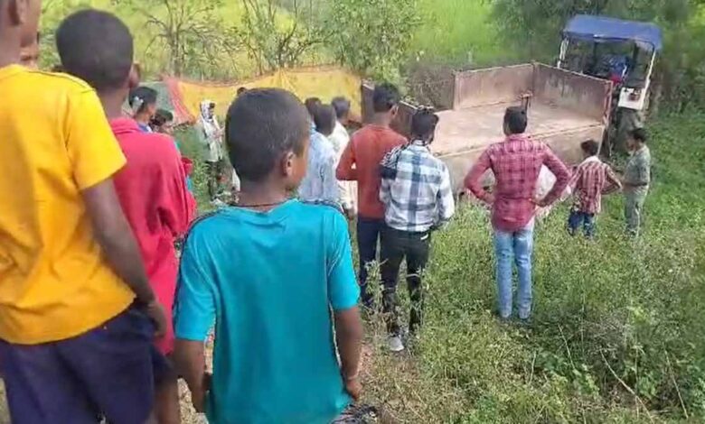 कवर्धा में सड़क हादसा: विसर्जन कर लौट रहा ट्रैक्टर अनियंत्रित होकर खाई में उतरा, ड्राइवर की मौत कवर्धा में सड़क हादसा: विसर्जन कर लौट रहा ट्रैक्टर अनियंत्रित होकर खाई में उतरा, ड्राइवर की मौत