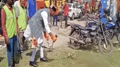 मंत्री सारंग ने लगाई झाड़ू, सड़कों के गड्‌ढे देखें 