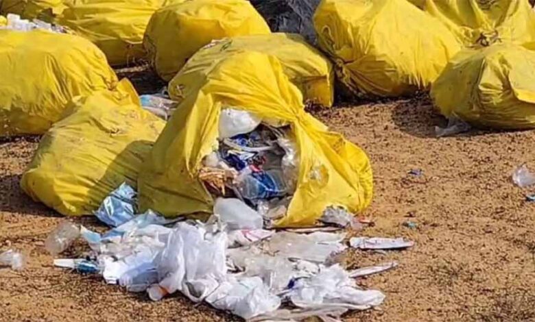 अस्पतालों से निकलने वाला बायो मेडिकल वेस्ट नेशनल हाइवे किनारे फेंका अस्पतालों से निकलने वाला बायो मेडिकल वेस्ट नेशनल हाइवे किनारे फेंका