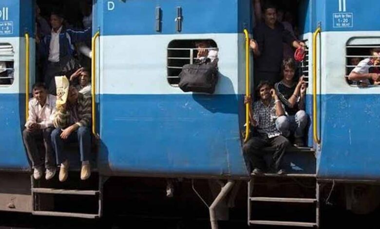 ट्रेन के गेट की सीढ़ी पर बैठकर प्रतिदिन यात्री करते हैं यात्रा ट्रेन के गेट की सीढ़ी पर बैठकर प्रतिदिन यात्री करते हैं यात्रा