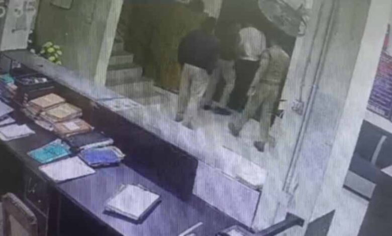 टीआई ने की नायब तहसीलदार से बदसलूकी, आईजी ने टीआई को किया लाइन अटैच
