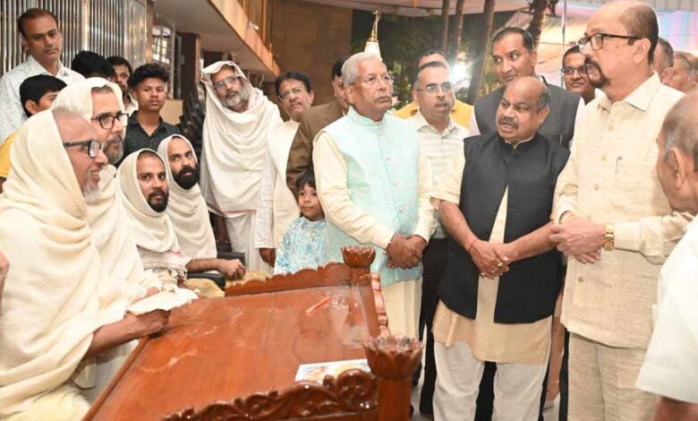 जैन दादाबाड़ी में आयोजित दीक्षा महोत्सव में सम्मिलित हुए राज्यपाल जैन दादाबाड़ी में आयोजित दीक्षा महोत्सव में सम्मिलित हुए राज्यपाल