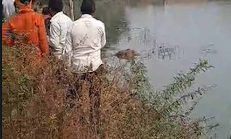 फिर मिली तालाब में तैरती युवक की लाश, जांच में जुटी पुलिस फिर मिली तालाब में तैरती युवक की लाश, जांच में जुटी पुलिस