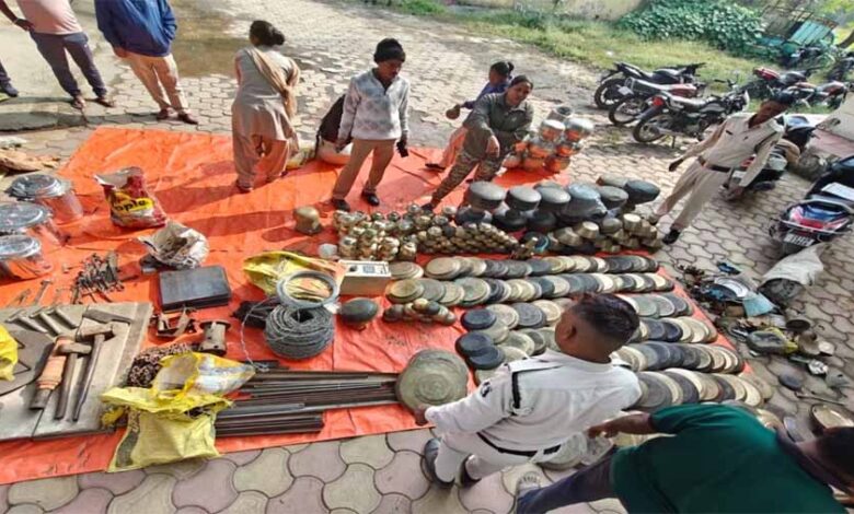 कबाड़ का व्यवसायी के घर और दुकान की तलाशी में पुलिस टीम को मिले 22 लाख 30 हजार नकद कबाड़ का व्यवसायी के घर और दुकान की तलाशी में पुलिस टीम को मिले 22 लाख 30 हजार नकद