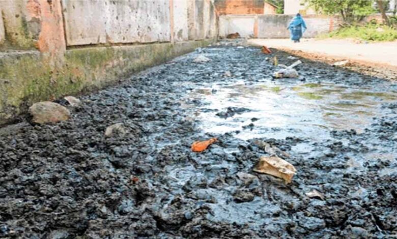 शहर में स्वच्छता और जल निकासी के लिए बनाए गए नाले अब जनता के लिए दुर्घटनाओं का कारण शहर में स्वच्छता और जल निकासी के लिए बनाए गए नाले अब जनता के लिए दुर्घटनाओं का कारण