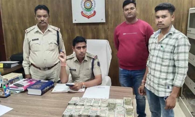 रायपुर दक्षिण उपचुनाव : 8 लाख रुपये नगदी के साथ पकड़ा युवक रायपुर दक्षिण उपचुनाव : 8 लाख रुपये नगदी के साथ पकड़ा युवक
