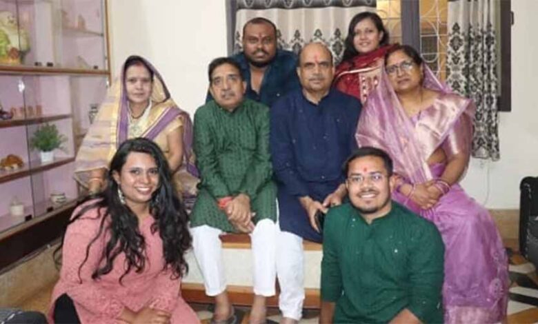 पेंड्रा के 26 वर्षीय दिव्यांश सिंह चौहान ने 2023 की पीएससी परीक्षा में 7वीं रैंक हासिल की