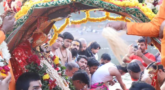 ठाठ-बाट से निकली महाकाल की सवारी, चांदी की पालकी पर चंद्रमोलेश्वर स्वरूप में बाबा ने दिए दर्शन ठाठ-बाट से निकली महाकाल की सवारी, चांदी की पालकी पर चंद्रमोलेश्वर स्वरूप में बाबा ने दिए दर्शन