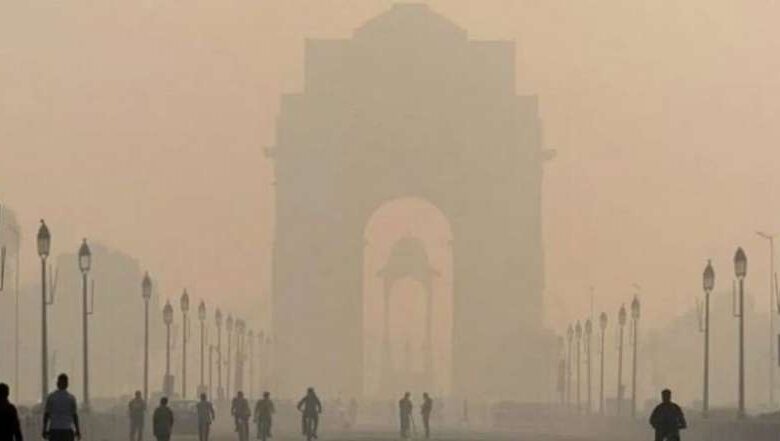 दिल्ली बनी गैस चेंबर दम घोंट रही हवा, कई इलाकों में एक्यूआई 400 पार दिल्ली बनी गैस चेंबर दम घोंट रही हवा, कई इलाकों में एक्यूआई 400 पार