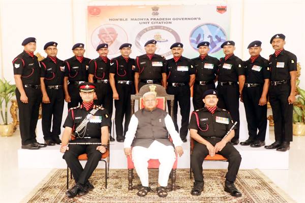 राज्यपाल मंगुभाई पटेल ने सेना को सम्मानित किया राज्यपाल मंगुभाई पटेल ने सेना को सम्मानित किया