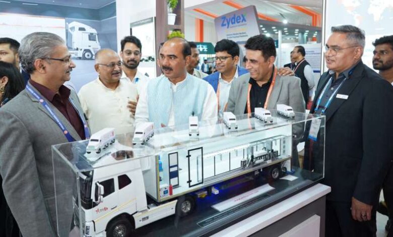 इंडियन रोड कांग्रेस वार्षिक अधिवेशन में केन्द्रीय राज्य मंत्री ने तकनीकी उपकरणों की प्रदर्शनी का किया अवलोकन इंडियन रोड कांग्रेस वार्षिक अधिवेशन में केन्द्रीय राज्य मंत्री ने तकनीकी उपकरणों की प्रदर्शनी का किया अवलोकन