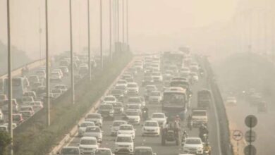 आंखों में जलन दिल्ली की हवा में जहर रेड जोन में 9 इलाके एक्यूआई 400 के पार