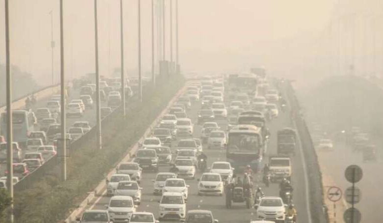 आंखों में जलन दिल्ली की हवा में जहर रेड जोन में 9 इलाके एक्यूआई 400 के पार आंखों में जलन दिल्ली की हवा में जहर रेड जोन में 9 इलाके एक्यूआई 400 के पार