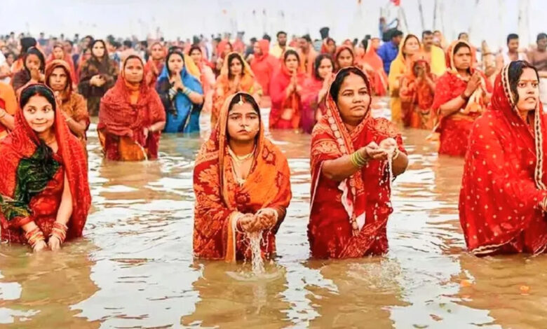 उगते सूर्य को अर्घ्य के साथ छठ महापर्व का समापन उगते सूर्य को अर्घ्य के साथ छठ महापर्व का समापन