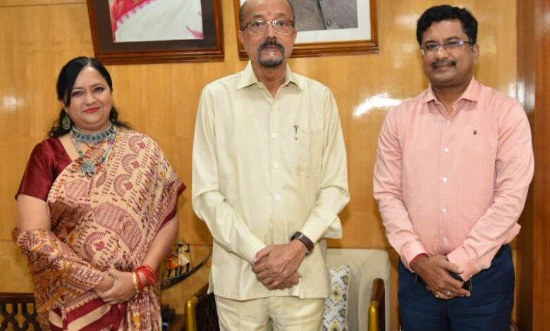 राज्यपाल डेका से अनुसूचित जाति एवं जनजाति, पिछड़ा वर्ग विभाग के प्रमुख सचिव बोरा ने सौजन्य भेंट की