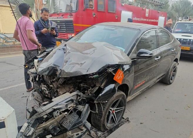 लापरवाह कार चालक ने बिजली खंभे को मारी टक्कर तो 3 दुकानों में शार्ट सर्किट से लगी आग