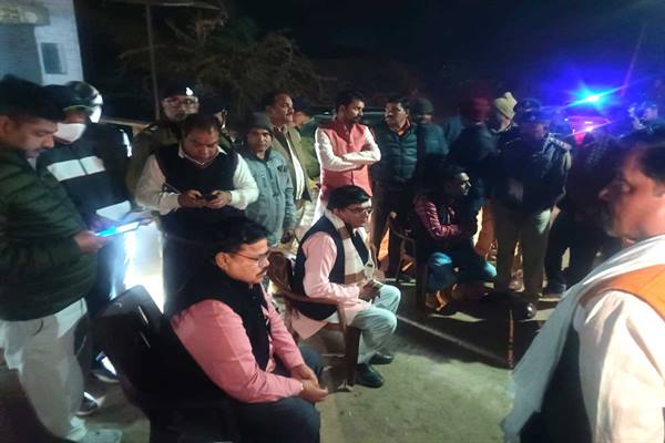 ऊर्जा मंत्री तोमर ग्राम इंदरगढ़ में हुई घटना में मृतक के परिजनों से मिलकर शोक संवेदना व्यक्त की ऊर्जा मंत्री तोमर ग्राम इंदरगढ़ में हुई घटना में मृतक के परिजनों से मिलकर शोक संवेदना व्यक्त की