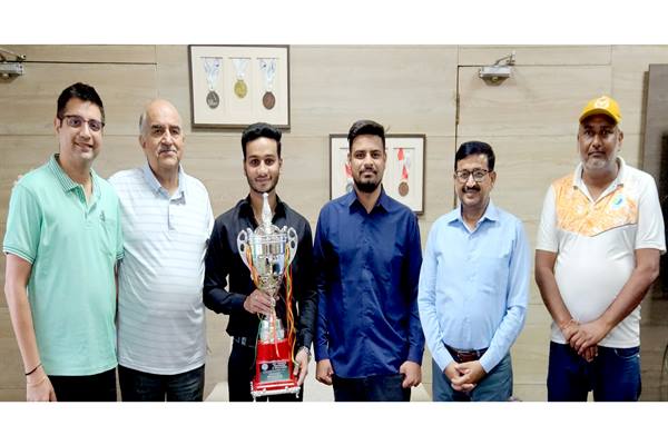 तात्या टोपे स्टेडियम के पे एण्ड प्ले योजना के खिलाड़ी उज़ैर खान ने तात्या टोपे स्टेडियम के पे एण्ड प्ले योजना के खिलाड़ी उज़ैर खान ने