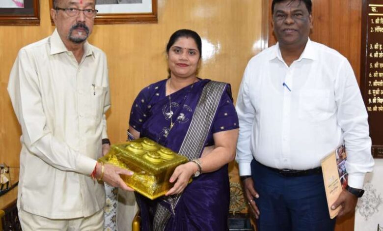 राज्यपाल डेका को छत्तीसगढ़ राज्य बाल अधिकार संरक्षण आयोग के सदस्य ने वार्षिक रिपोर्ट सौंपी राज्यपाल डेका को छत्तीसगढ़ राज्य बाल अधिकार संरक्षण आयोग के सदस्य ने वार्षिक रिपोर्ट सौंपी