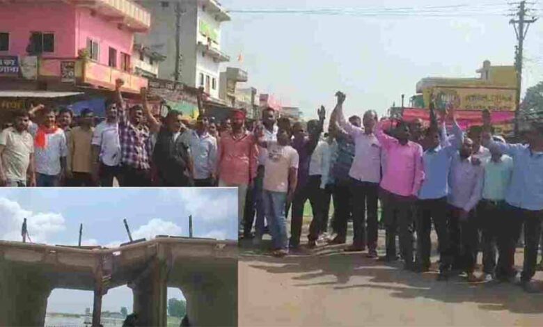 महानदी पर मेघा पुल टूटने के बाद वैकल्पिक मार्ग बनाने की मांग को लेकर ग्रामीणों और व्यापारियों ने किया प्रदर्शन महानदी पर मेघा पुल टूटने के बाद वैकल्पिक मार्ग बनाने की मांग को लेकर ग्रामीणों और व्यापारियों ने किया प्रदर्शन