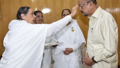 राज्यपाल रमेन डेका कोे ब्रम्हकुमारी बहनों ने भाई दूज का टीका लगाया