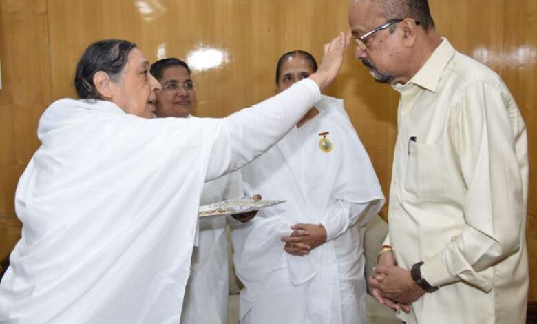 राज्यपाल रमेन डेका कोे ब्रम्हकुमारी बहनों ने भाई दूज का टीका लगाया