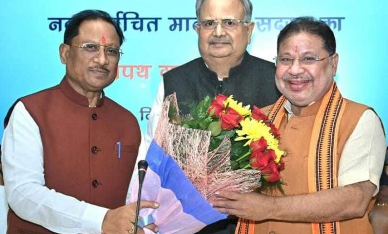 विधानसभा अध्यक्ष डॉ. रमन सिंह ने नवनिर्वाचित विधायक सुनील सोनी को विधानसभा सदस्यता की दिलाई शपथ विधानसभा अध्यक्ष डॉ. रमन सिंह ने नवनिर्वाचित विधायक सुनील सोनी को विधानसभा सदस्यता की दिलाई शपथ