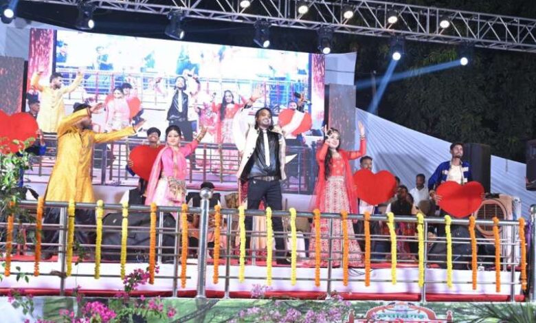 चंदा रे.. रायगढ़ वाले राजा.. गीत पर जमकर झूमे लोग चंदा रे.. रायगढ़ वाले राजा.. गीत पर जमकर झूमे लोग