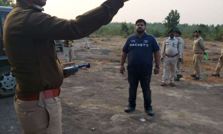 वन विभाग के अधिकारियों द्वारा कुदरगढ़ परिक्षेत्र में विचरण कर रहे बाघ की ट्रेसिंग का किया जा रहा प्रयास वन विभाग के अधिकारियों द्वारा कुदरगढ़ परिक्षेत्र में विचरण कर रहे बाघ की ट्रेसिंग का किया जा रहा प्रयास