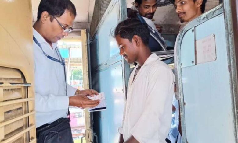 यात्रियों को महंगा पड़ा बिना टिकट यात्रा करना यात्रियों को महंगा पड़ा बिना टिकट यात्रा करना