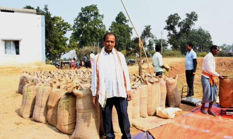 धान बेचकर किसानों के चेहरे में रौनक धान बेचकर किसानों के चेहरे में रौनक