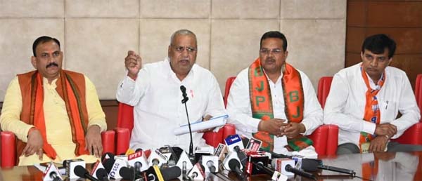 विश्वास का नाम है भाजपा,जबकि कांग्रेस विश्वासघात का नाम है : शिवरतन विश्वास का नाम है भाजपा,जबकि कांग्रेस विश्वासघात का नाम है : शिवरतन