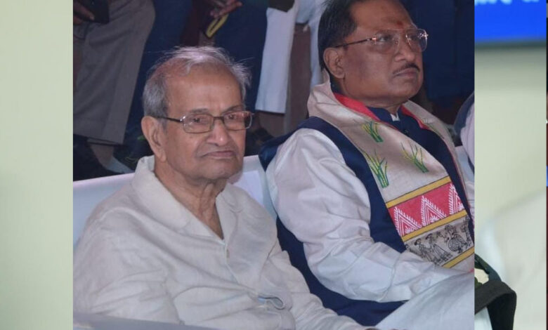 भारत मंडपम में दूर से खड़े खड़े कार्यक्रम देख रहे थे एक बुजुर्ग, मुख्यमंत्री ने पास बुलाया और अपने साथ बैठने का किया आग्रह भारत मंडपम में दूर से खड़े खड़े कार्यक्रम देख रहे थे एक बुजुर्ग, मुख्यमंत्री ने पास बुलाया और अपने साथ बैठने का किया आग्रह