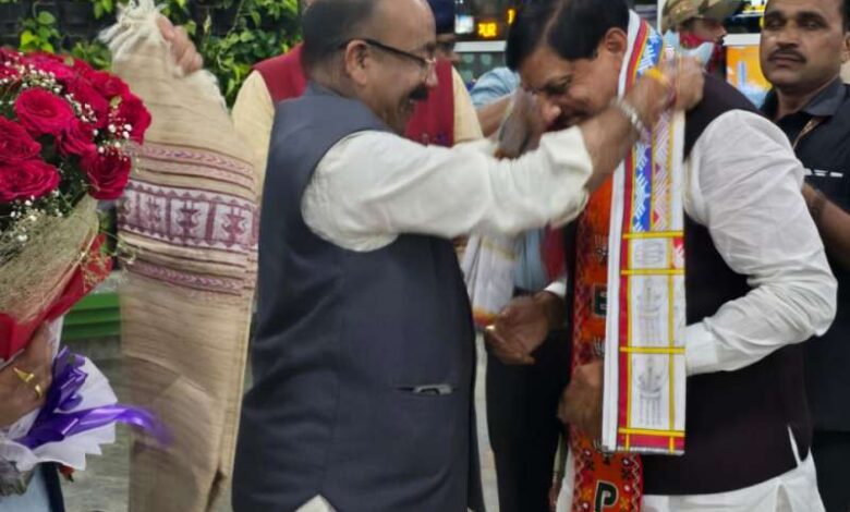 मध्यप्रदेश के मुख्यमंत्री डॉ. मोहन यादव का रायपुर एयरपोर्ट पर हुआ आत्मीय स्वागत मध्यप्रदेश के मुख्यमंत्री डॉ. मोहन यादव का रायपुर एयरपोर्ट पर हुआ आत्मीय स्वागत