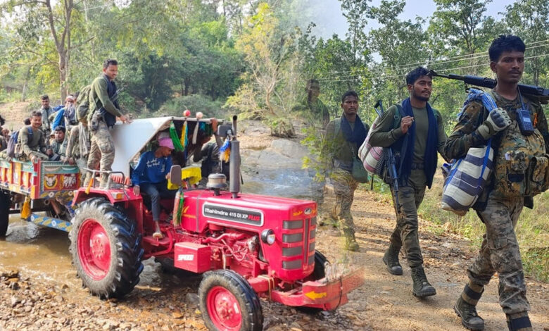 मुठभेड़ के बाद सफलता का जवानों ने सुकमा में मनाया जश्न, हाथ में हथियार लेकर किया डांस मुठभेड़ के बाद सफलता का जवानों ने सुकमा में मनाया जश्न, हाथ में हथियार लेकर किया डांस