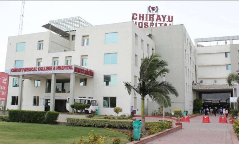 चिरायु अस्पताल के कर्मचारियो में हुआ विवाद चिरायु अस्पताल के कर्मचारियो में हुआ विवाद