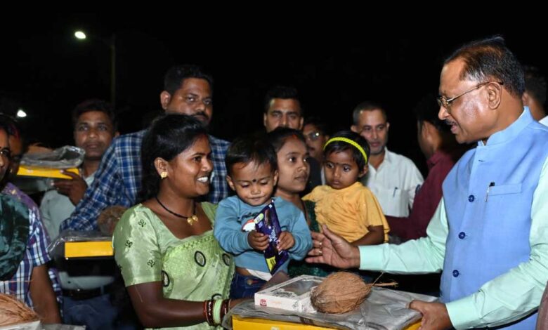 रायपुर : मुख्यमंत्री ने नवा रायपुर में सफाई कर्मियों के साथ बांटी दीवाली की खुशियां रायपुर : मुख्यमंत्री ने नवा रायपुर में सफाई कर्मियों के साथ बांटी दीवाली की खुशियां
