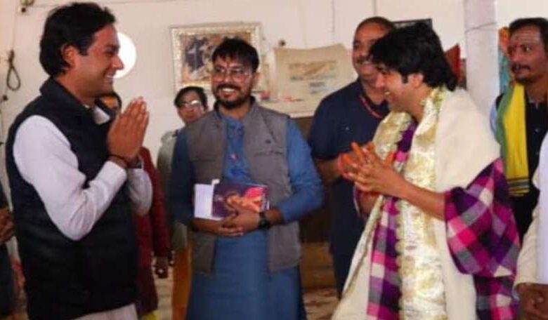 धीरेंद्र शास्त्री के हिंदू एकता में शामिल हुए दिग्विजय सिंह के बेटे, हिंदुओं में एकता जरूरी धीरेंद्र शास्त्री के हिंदू एकता में शामिल हुए दिग्विजय सिंह के बेटे, हिंदुओं में एकता जरूरी