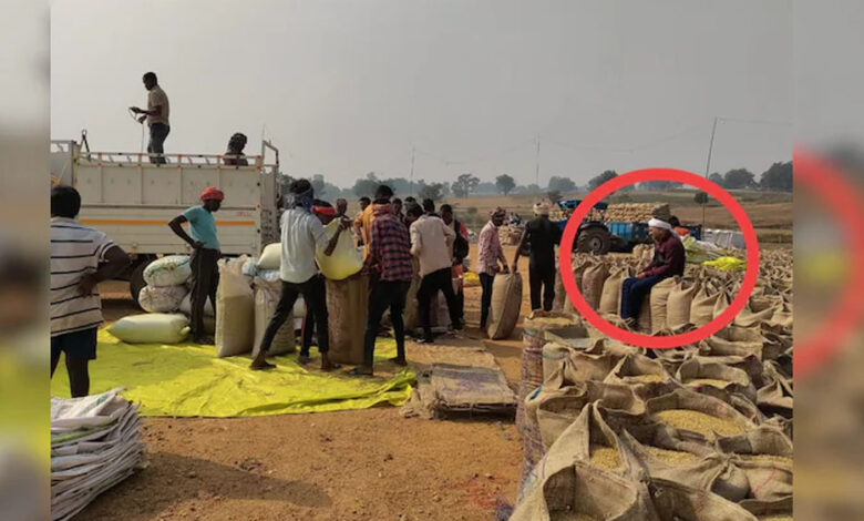 छत्तीसगढ़ : सरगुजा में कलेक्टर विलास भोस्कर पेटला धान उपार्जन केंद्र पर किसान बनकर पहुंचे और एक घंटे तक लाइन में लगे रहे छत्तीसगढ़ : सरगुजा में कलेक्टर विलास भोस्कर पेटला धान उपार्जन केंद्र पर किसान बनकर पहुंचे और एक घंटे तक लाइन में लगे रहे