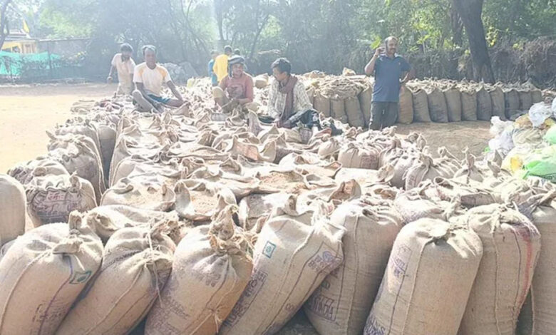 धान खरीदी से नाराज किसानों ने लिखित शिकायत पर उपायुक्त ने एक्शन लेते हुए समिति प्रबंधक को पद से हटाया धान खरीदी से नाराज किसानों ने लिखित शिकायत पर उपायुक्त ने एक्शन लेते हुए समिति प्रबंधक को पद से हटाया