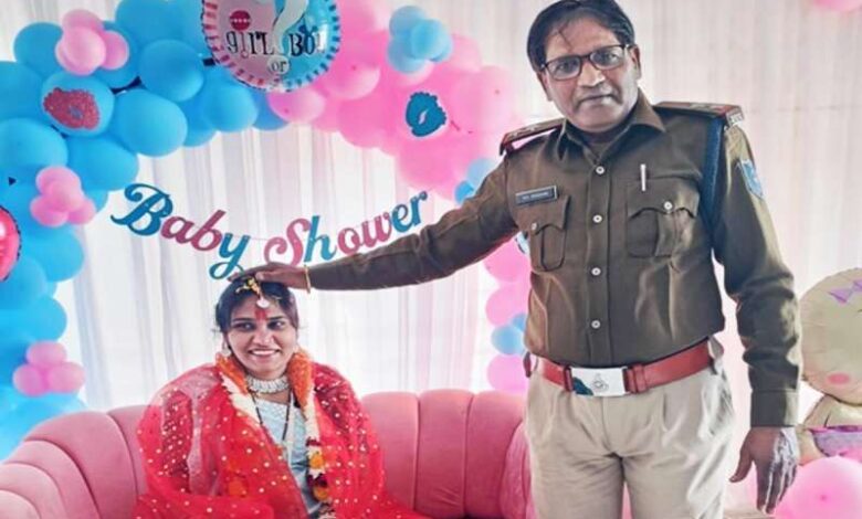 रतलाम थाने में हुई महिला कांस्टेबल की गोद भराई, टीआई ने निभाया पिता का फर्ज