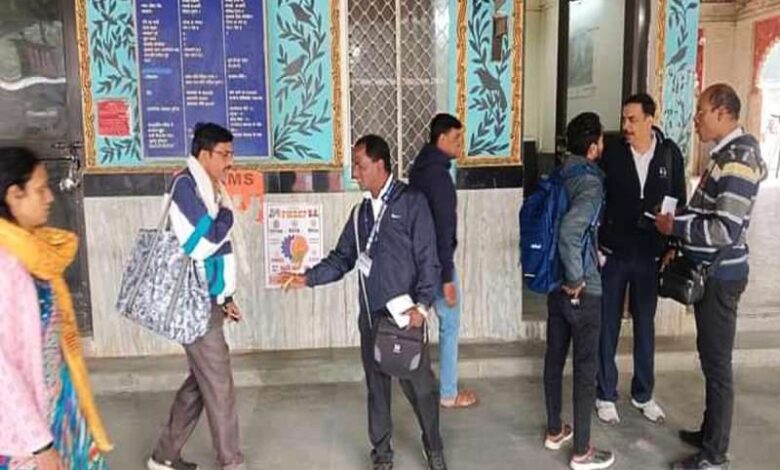 भोपाल मंडल के 9 स्टेशनों पर एक साथ 8 घंटे तक चली टिकट चेकिंग, 1256 यात्री पकड़े गए, 6.5 लाख का जुर्माना लगाया गया भोपाल मंडल के 9 स्टेशनों पर एक साथ 8 घंटे तक चली टिकट चेकिंग, 1256 यात्री पकड़े गए, 6.5 लाख का जुर्माना लगाया गया